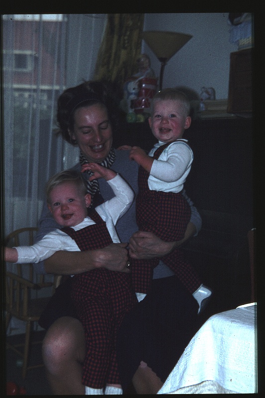 01.Delft dec 1964 Mama,Brigitte,Marion.JPG